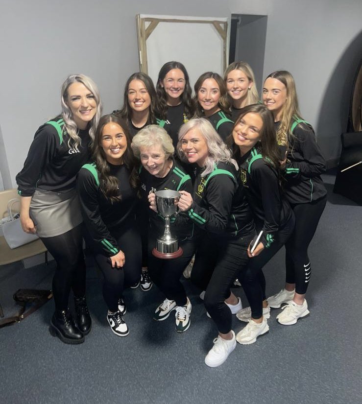 Scór winning team holding the cup